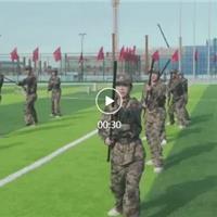 華高軍訓結營：海軍護旗手現(xiàn)場助陣，方...